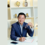 Milton Seigi Hayashi detalha como a lipo de papada proporciona rejuvenescimento facial com mínima invasão.