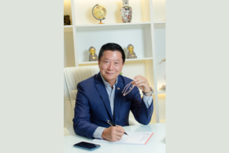 Milton Seigi Hayashi detalha como a lipo de papada proporciona rejuvenescimento facial com mínima invasão.