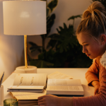 Descubra como o hábito da leitura transforma a forma de pensar, amplia argumentos e fortalece o senso crítico, em uma análise de Andrey de Oliveira Pontes.