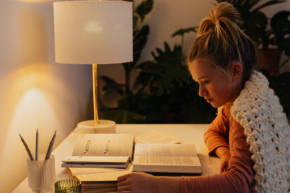 Descubra como o hábito da leitura transforma a forma de pensar, amplia argumentos e fortalece o senso crítico, em uma análise de Andrey de Oliveira Pontes.