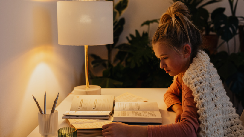 Descubra como o hábito da leitura transforma a forma de pensar, amplia argumentos e fortalece o senso crítico, em uma análise de Andrey de Oliveira Pontes.