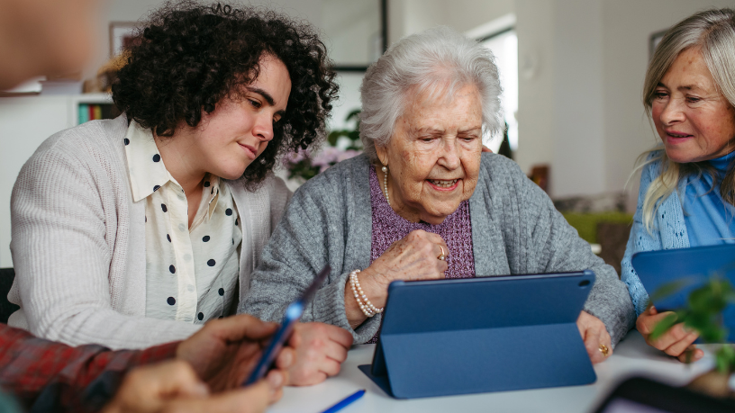 Sindnapi - Sindicato Nacional dos Aposentados, Pensionistas e Idosos: Entenda por que o acesso à tecnologia se tornou um direito fundamental para a terceira idade.