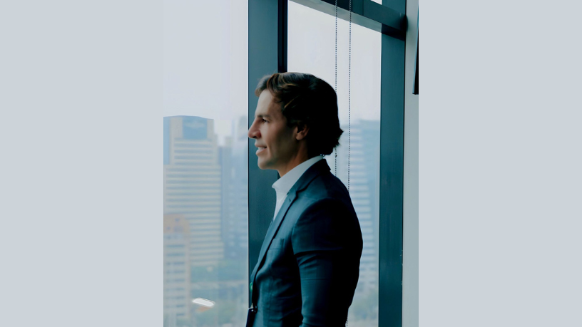 Liberdade, risco e disciplina definem o estilo de vida que Ian dos Anjos Cunha mostra nos esportes radicais.