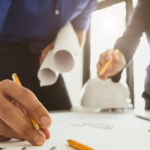 A construção modular e a pré-fabricação oferecem oportunidades estratégicas para o mercado residencial. Valderci Malagosini Machado destaca agilidade e redução de desperdícios.