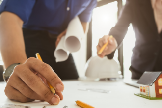 A construção modular e a pré-fabricação oferecem oportunidades estratégicas para o mercado residencial. Valderci Malagosini Machado destaca agilidade e redução de desperdícios.