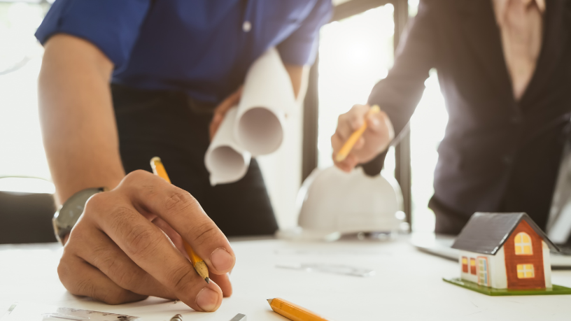 A construção modular e a pré-fabricação oferecem oportunidades estratégicas para o mercado residencial. Valderci Malagosini Machado destaca agilidade e redução de desperdícios.